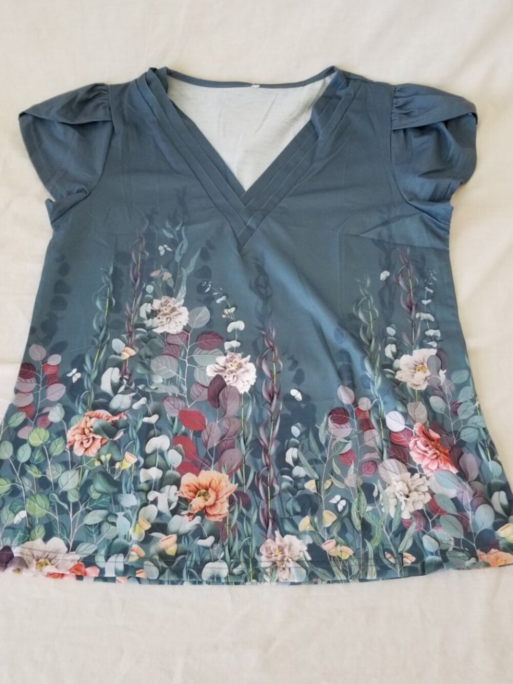 NWT! Cute Womens Short Sleeve Pullover Blouse Top with Floral Design - Medium